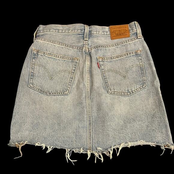 Levi’s Distressed Denim Skirt Size 27/4 Frayed Light Wash Baddie Biker Gothic - Picture 6 of 7